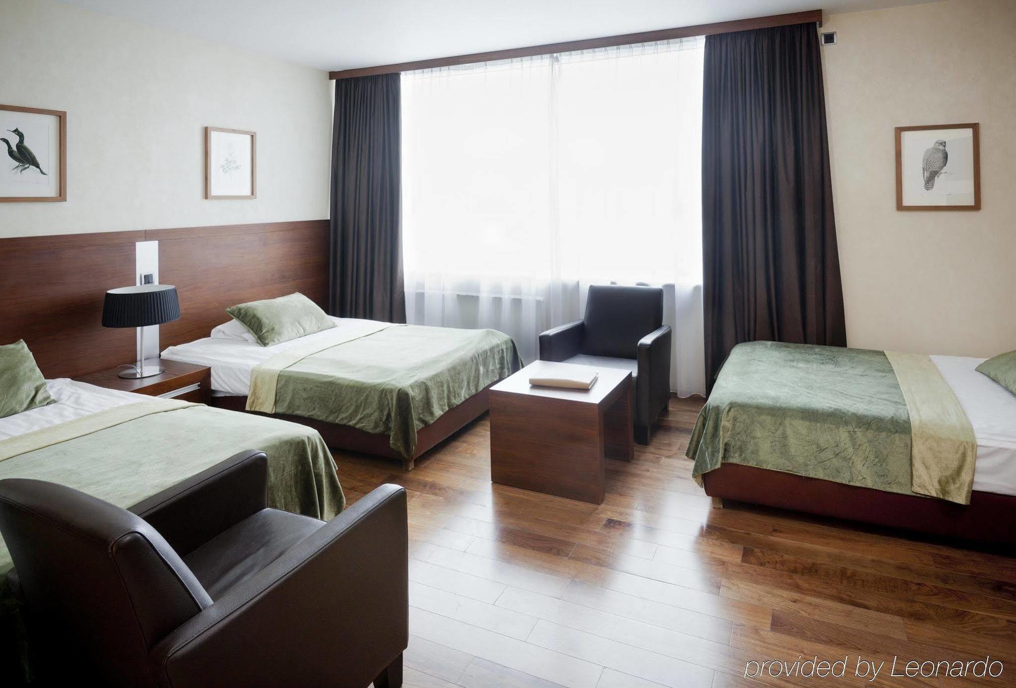 Family Room,1435979965:JPEG